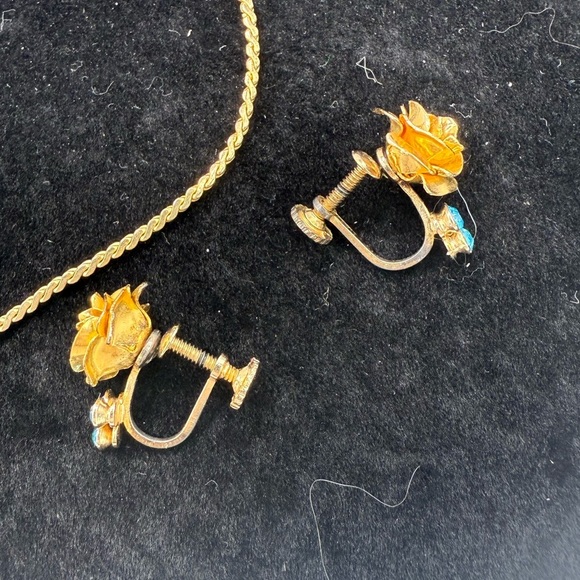 Mid 20th century Gold and Blue Vintage Necklace set with Floral Accents - Picture 4 of 5